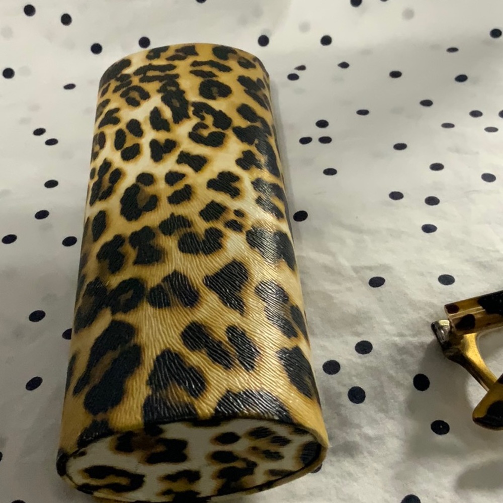 Vintage leopard ๐ print reading glasses with case. (+1.50) - Picture 8 of 10